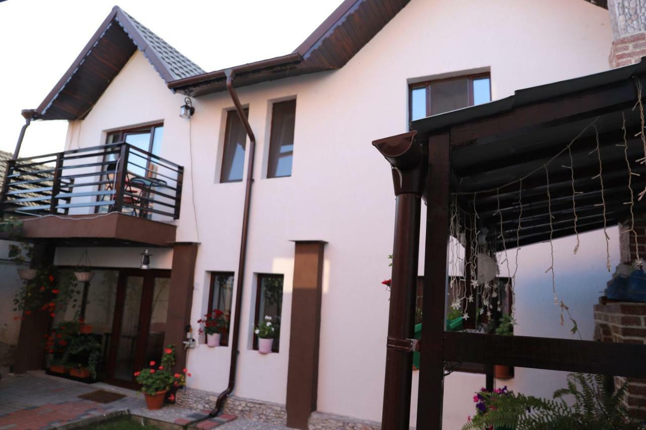 Upstairs Residence Targu Jiu Exterior photo
