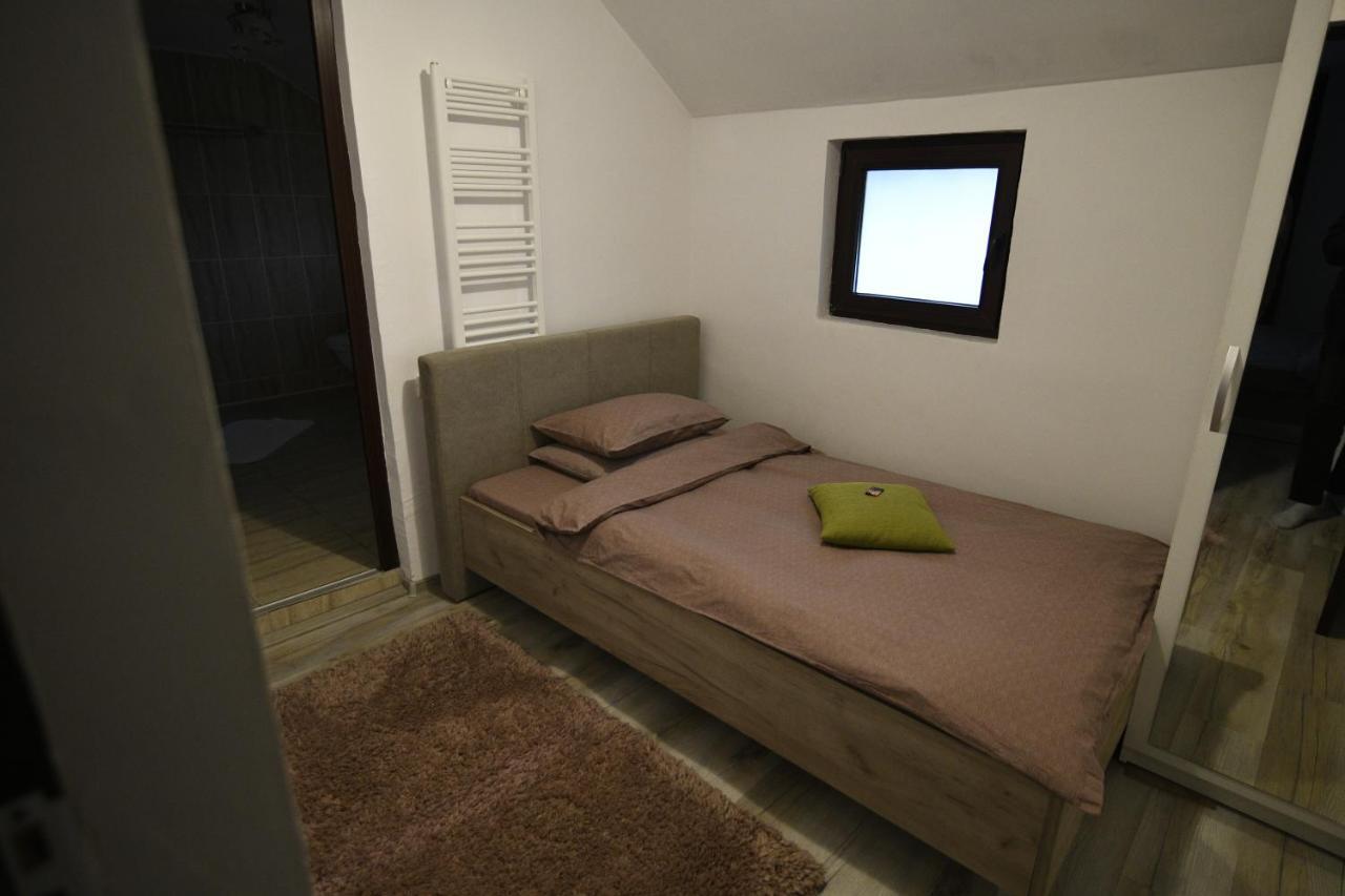 Upstairs Residence Targu Jiu Exterior photo